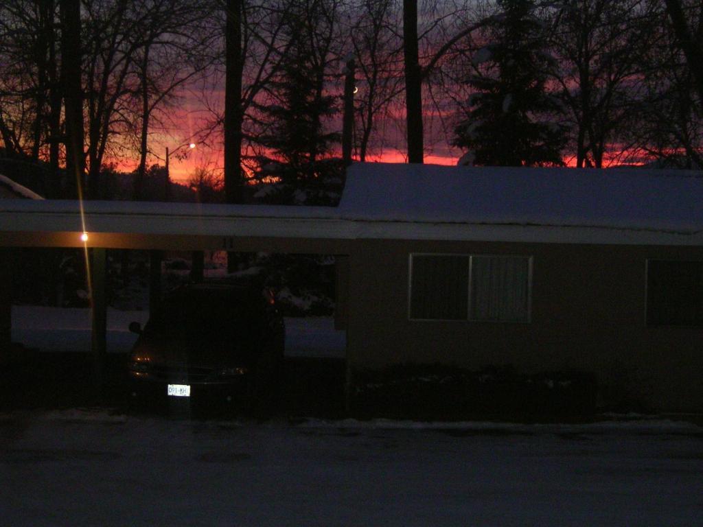 Johnny'S Motel Grand Forks Exteriör bild