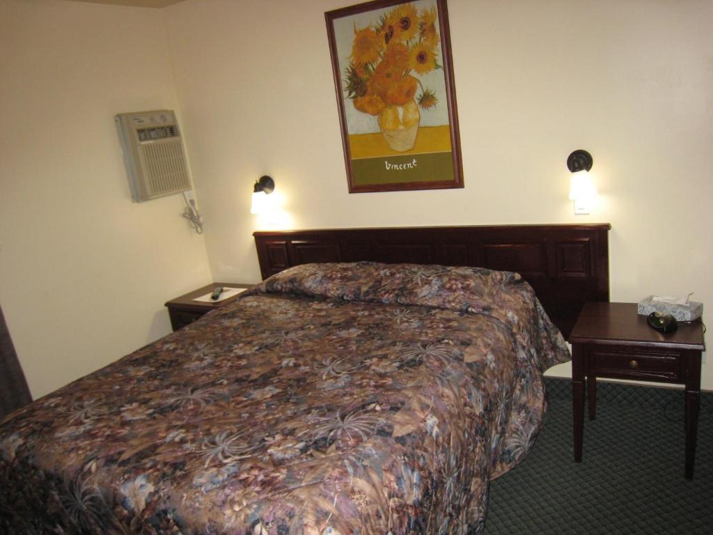 Johnny'S Motel Grand Forks Exteriör bild